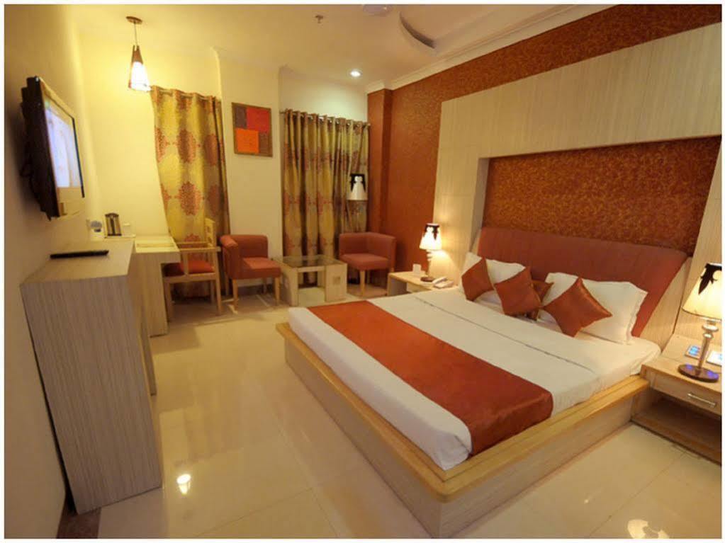 โรงแรม ราชศรี จัณฑีครห์ ภายนอก รูปภาพ
